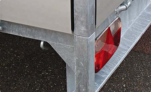 Aanhangwagen met hoekringen voor extra bevestiging en stabiliteit.