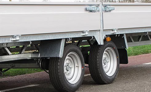 Aluminium borden bevestigd op een aanhangwagen voor transport.
