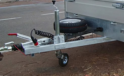 Robuust neuswiel met extra gewicht voor stabiliteit en duurzaamheid. Geschikt voor zwaardere aanhang.