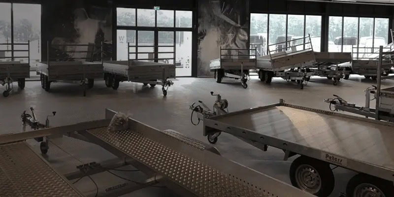 Aanhangwagens van Peters voor diverse toepassingen, te zien in de showroom.