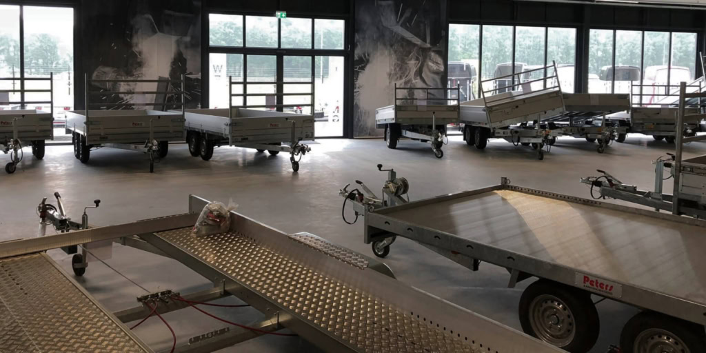 Diverse aanhangwagens in showroom bij Peters Aanhangwagens.