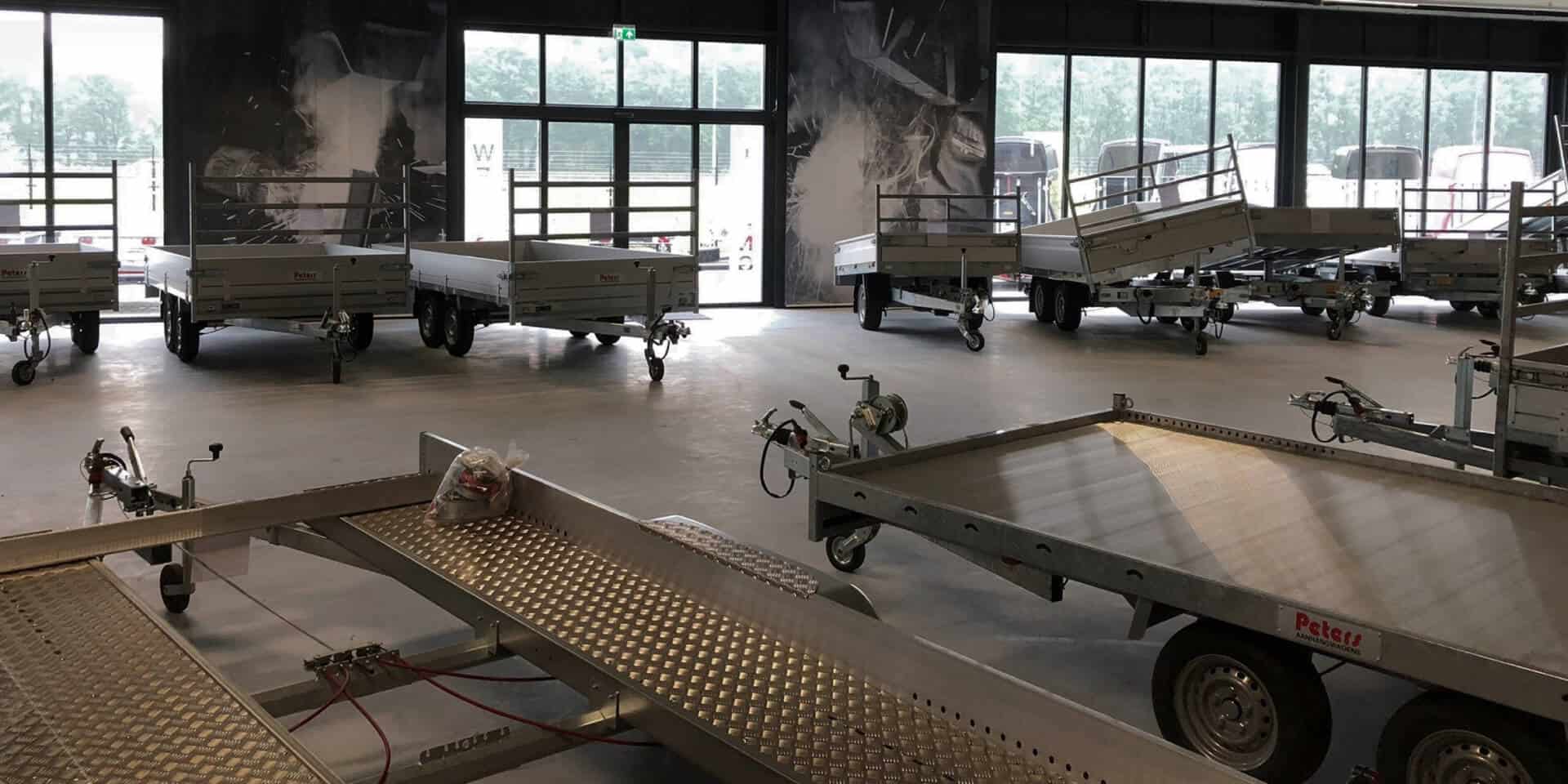 Diverse aanhangwagens in showroom bij Peters Aanhangwagens.