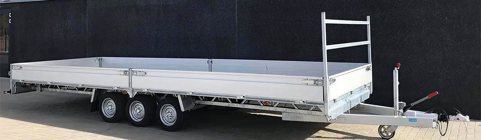 Aangepaste plateauwagen met dubbele assen en stevige constructie.