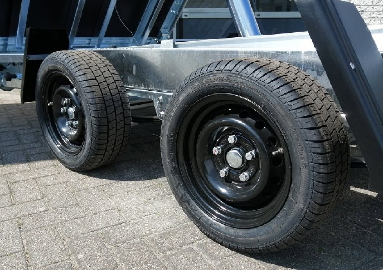 Zwarte stalen velgen met 195/50R13 banden voor aanhangwagens.
