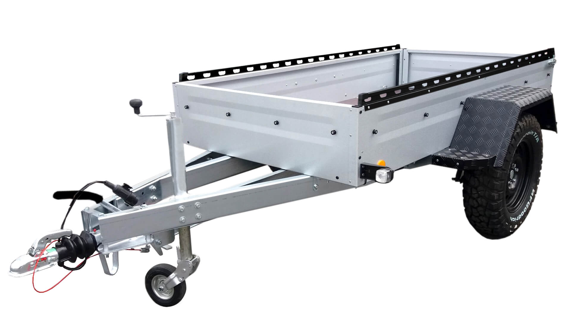 Zilverkleurige aanhangwagen met laadbak en banden, geschikt voor transport.