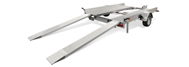Vrachtwagenaanhanger met oprijplaten voor eenvoudig laden en lossen.