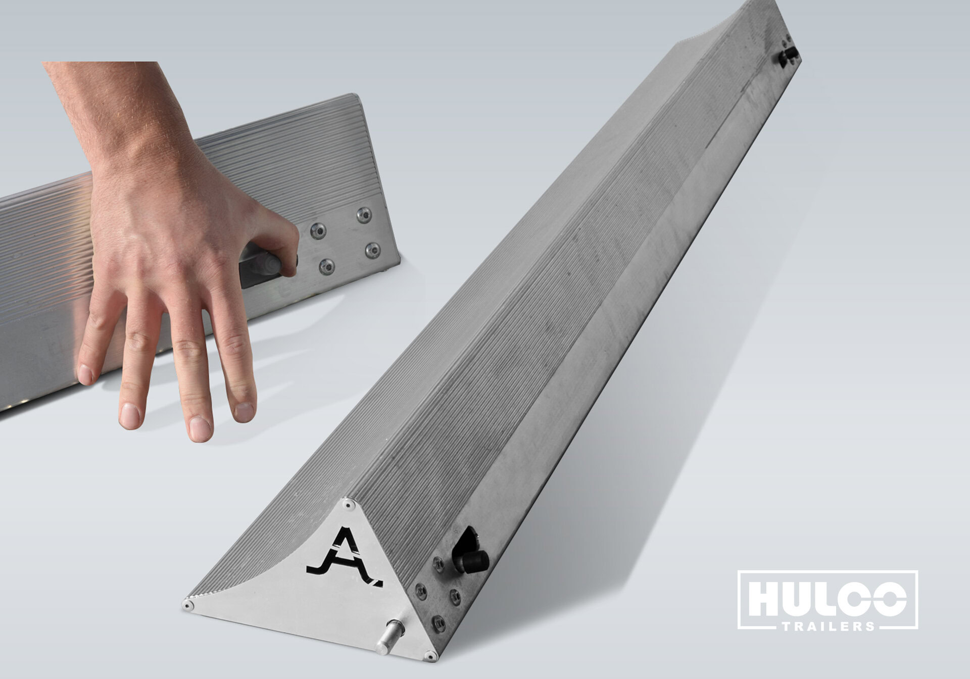 Veiligheidsschuif voor aanhangwagen met handgreep en anti-slip oppervlak.