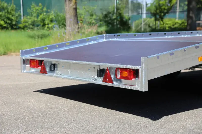Aanhangwagen voor vrachtwagen met robuuste aluminium constructie.