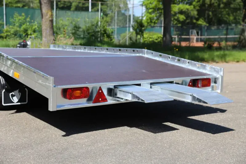 Aanhangwagen met oprijplaat, ideaal voor het vervoeren van voertuigen en zware ladingen. Robuust en.
