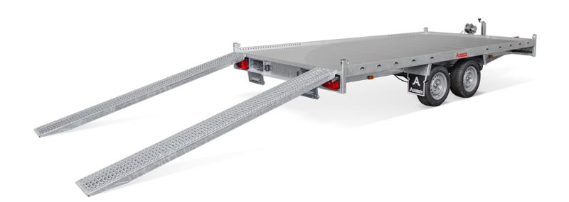Aanhangwagen met oprijplaten voor het vervoeren van voertuigen en goederen.