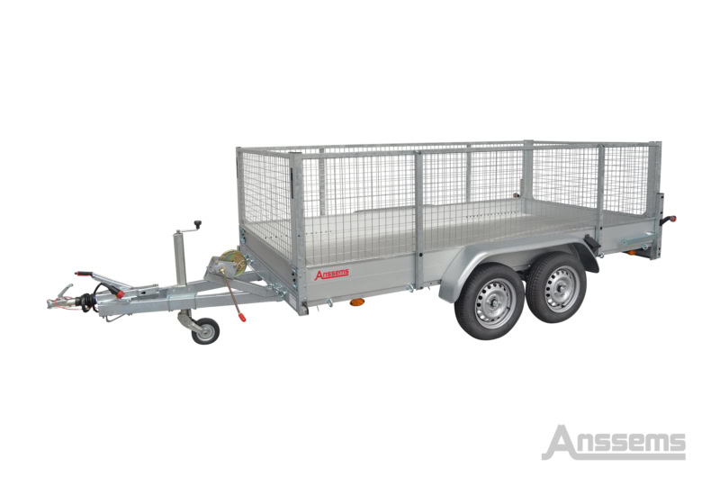 Aanhangwagen met metalen zijpanelen voor transport en opslag.