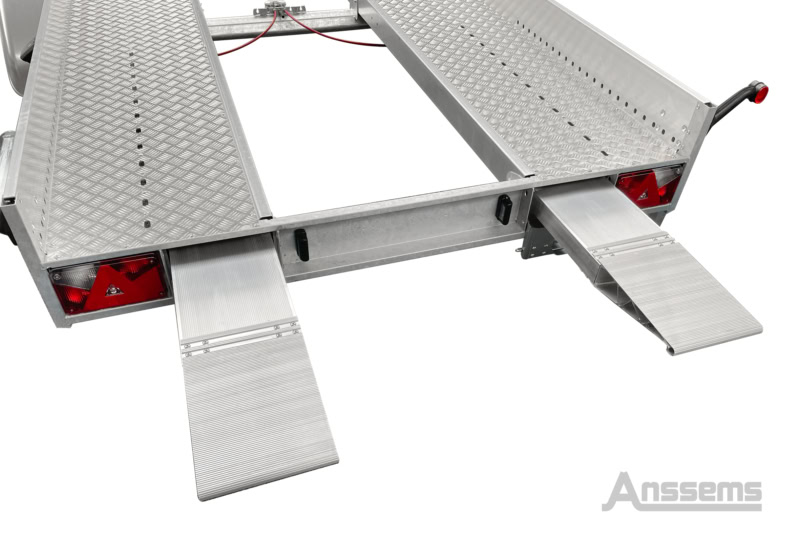 Veiligheidstransportplatform voor aanhangwagens met oprijplaten en verlichtingssystemen.