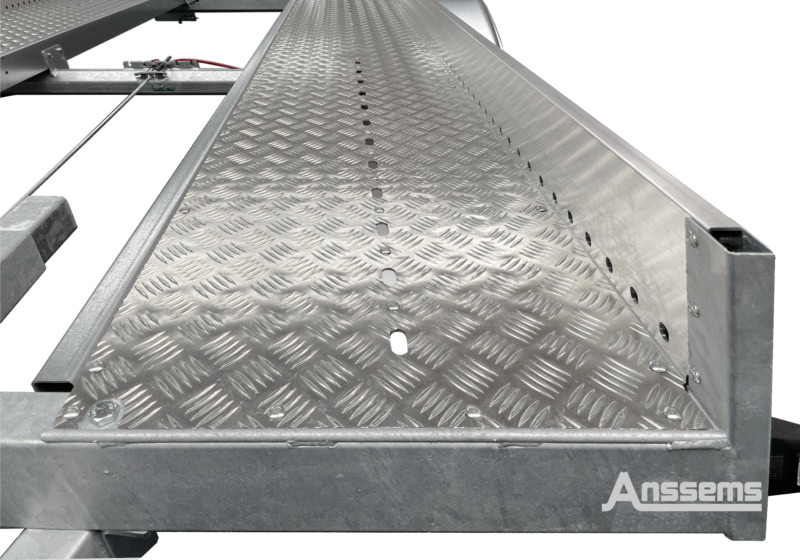 Veiligheidstrappen voor aanhangwagens, gemaakt van duurzaam aluminium met antislip profiel.
