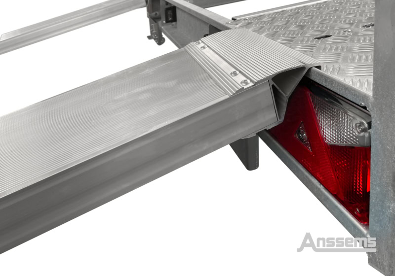 Aanhangwagen met veiligheidsrand en achterlicht voor transport.