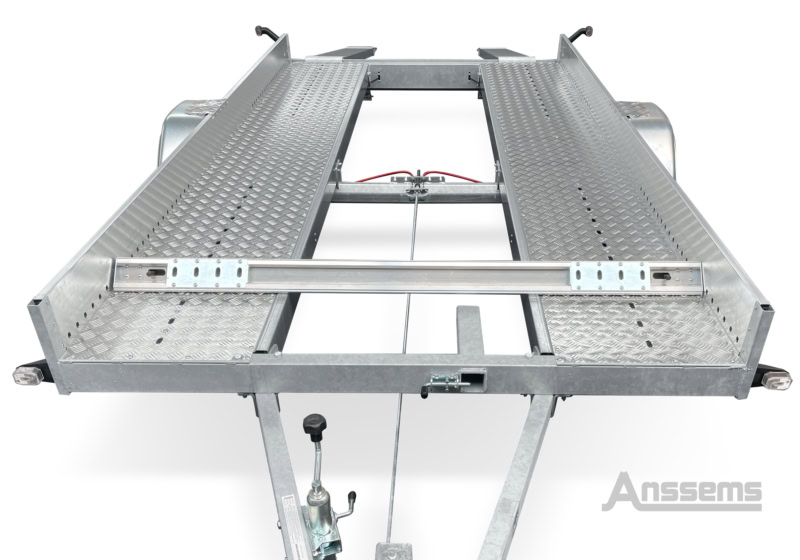 Veilig laadplatform voor aanhangwagen met antislip oppervlak en stevige constructie.