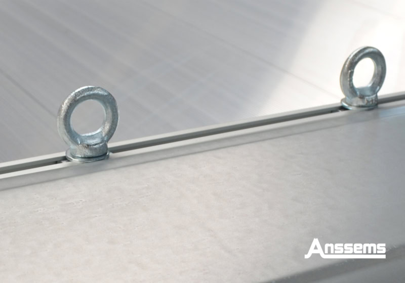 Oogbouten op trailer voor bevestiging en transport.