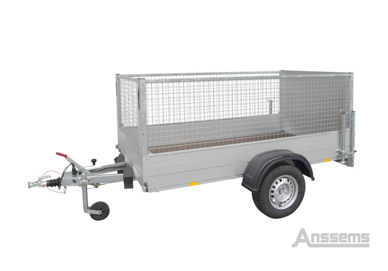 Betrouwbare veetrailer met metalen zijpanelen voor transport.