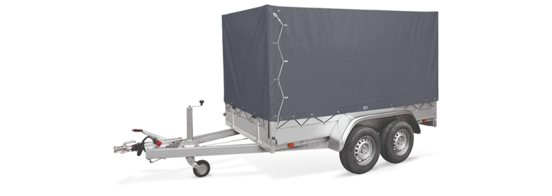 Aanhangwagen met afdekzeil voor veilig en droog transport van goederen.