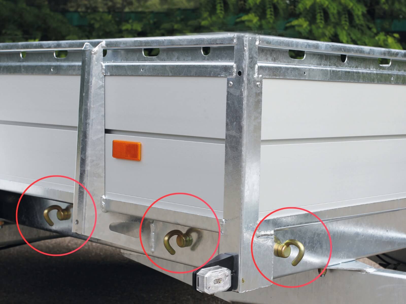 Aanhangwagen met metalen frame en bevestigingsogen voor lading.