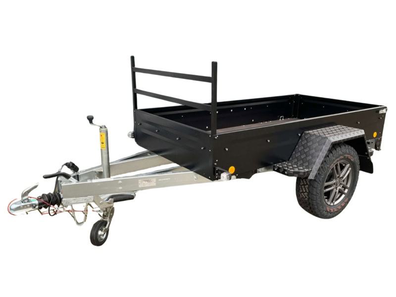 Zwarte veetrailer voor aanhangwagen met laadbak en trekhaak.