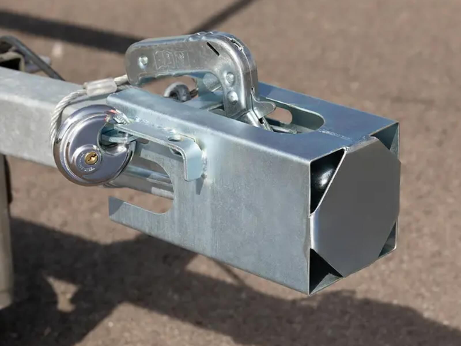 Ongekeurde disselslot voor aanhangwagen, stevig en veilig.