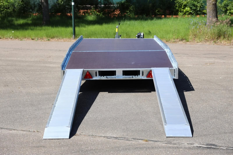Veetrailer met oprijplaten voor het vervoeren van voertuigen.