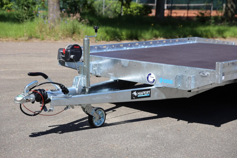 Veetrailer met laadvlak en remsysteem voor transport.