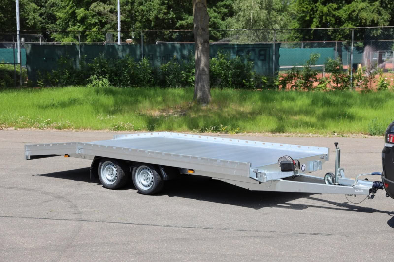 Veetrailer met dubbele assen voor veilig vervoer.
