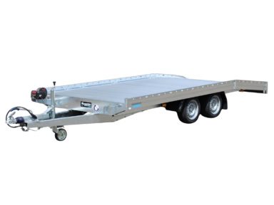Stalen transportaanhanger met dubbele assen en vlak platform.