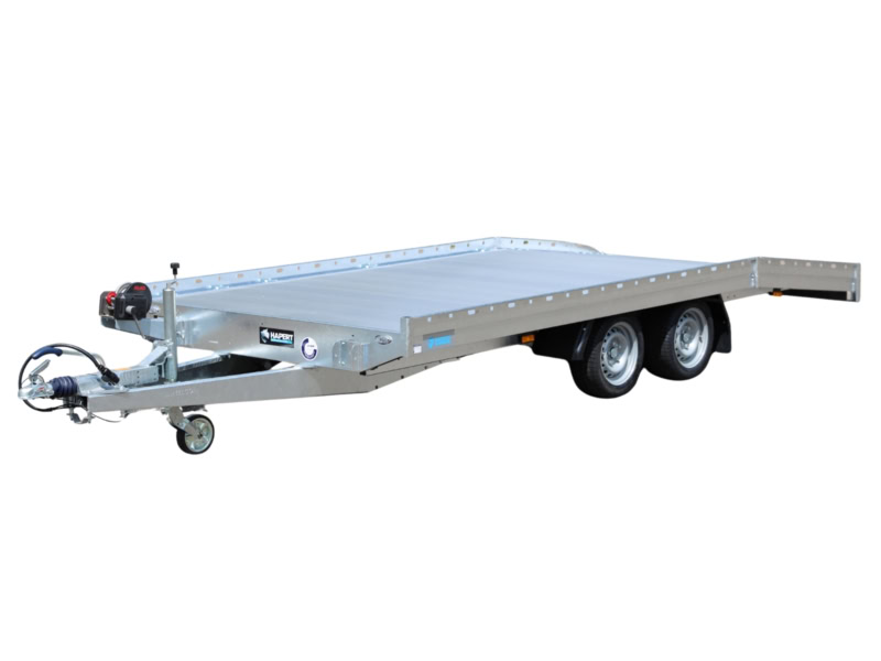 Stalen transportaanhanger met dubbele assen en vlak platform.