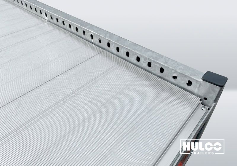 Veiligheidstrailer met geperforeerde rand voor extra grip en veiligheid.