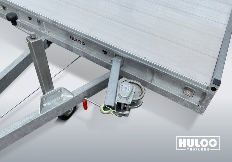 Aanhangwagen met hydraulische rem en wielkoppeling voor veilig vervoer.