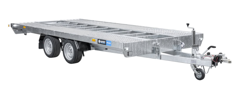 Robuuste metalen aanhangwagen met dubbele assen voor zwaar transport.