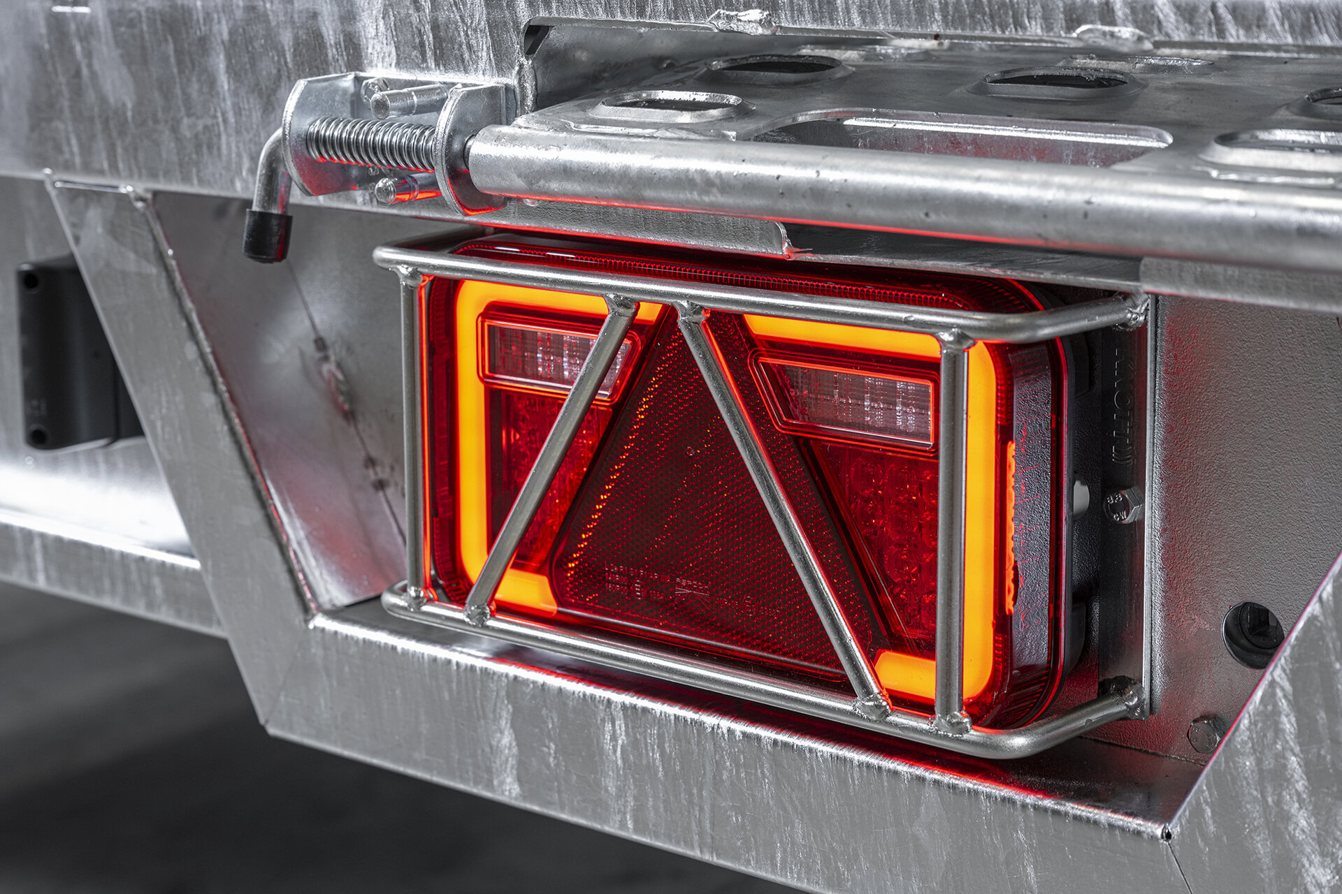 Achterlicht en veiligheidsreflector op aanhangwagen.