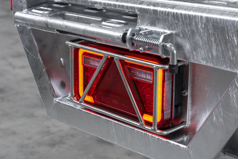 Achterlicht van een aanhangwagen met veiligheidsreflectoren en LED-verlichting.