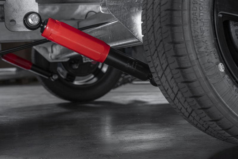 Veiligheid en stabiliteit van aanhangwagens met schokdemper voor transport.