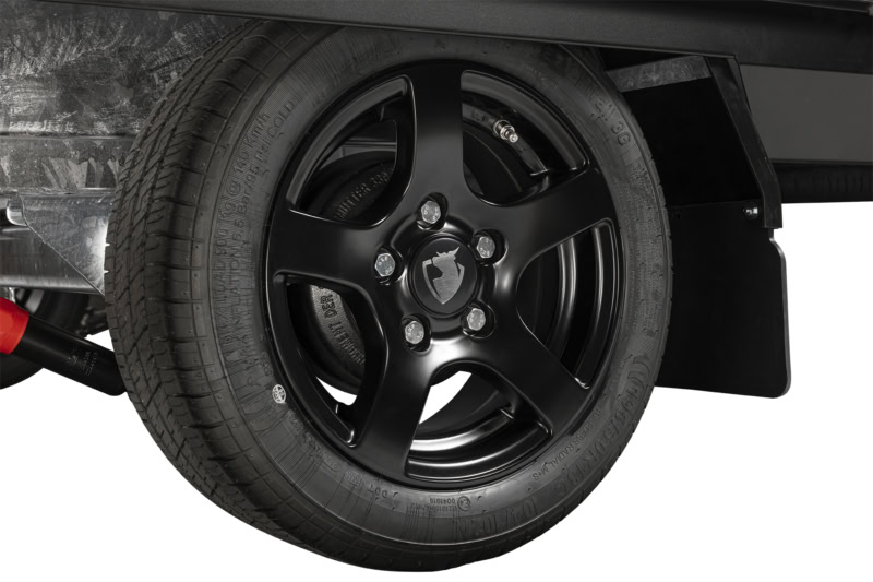 Zwarte wiel van een aanhangwagen met velg en banden.