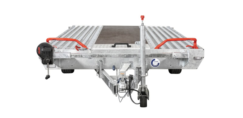 Stevige metalen aanhangwagen met oprijplaten en ladingbeveiliging.
