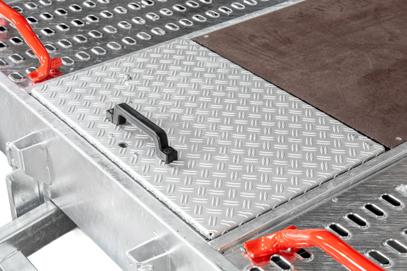 Veiligheidstrap voor aanhangwagen, gemakkelijk te gebruiken en stevig bevestigd.