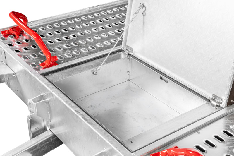 Veiligheid transportbak voor aanhangwagens met rode sluitingen en ventilatiegaten.