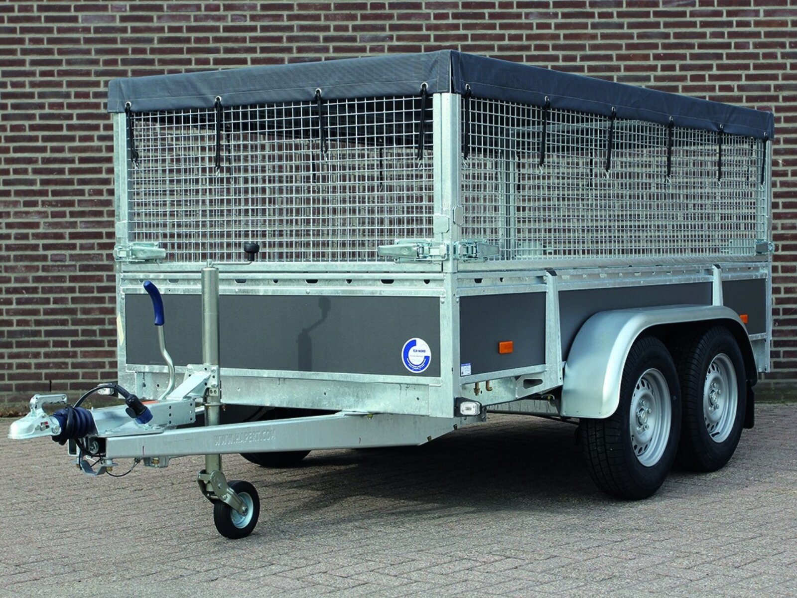 Veetrailer met metalen zijpanelen voor transport en opslag.