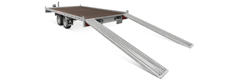 Vrachtwagenaanhangwagen met oprijplaten voor transport en logistiek.