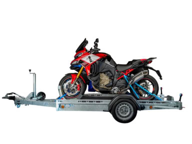 Motorfiets op transportaanhangwagen, geschikt voor veilig vervoer.