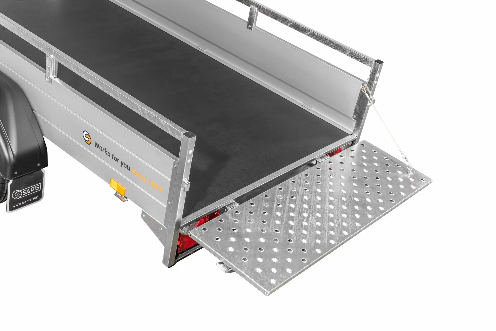 Transportaanhanger met opklapbare laadvloer en antislipoppervlak voor gemakkelijke lading en lossen.