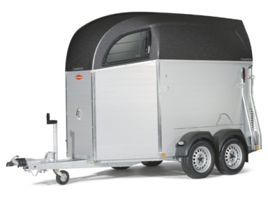 Veetrailer met zwarte kap en dubbele wielen voor transport.