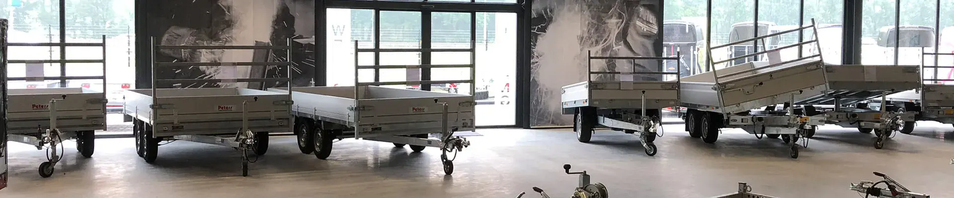 Aanhangwagens van Peters Aanhangwagens in showroom, klaar voor verkoop.