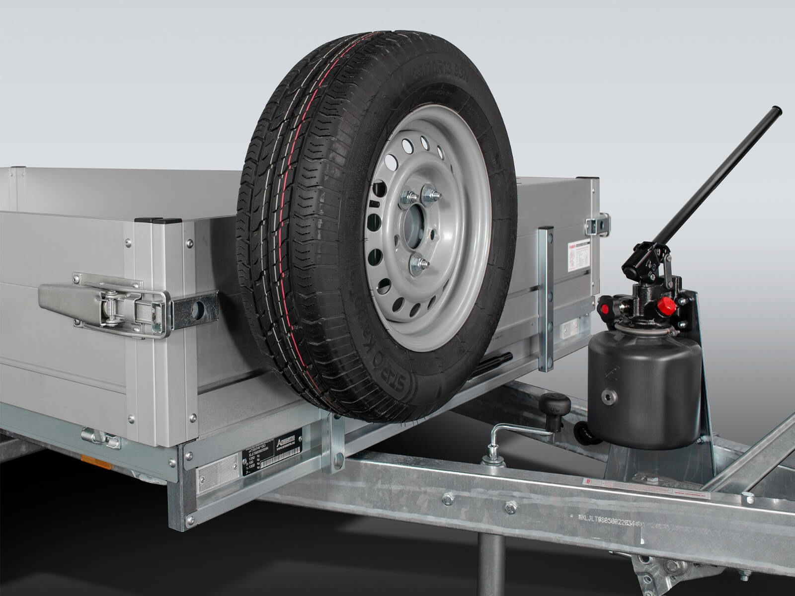 Reservewiel met steun voor veilige opslag en gemakkelijke toegang.