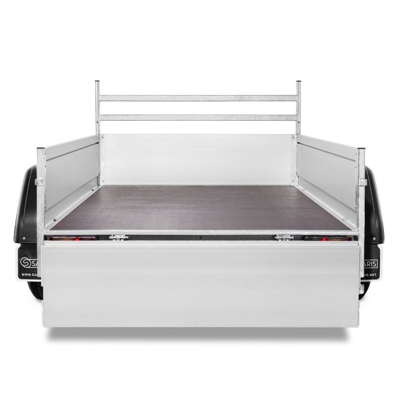 Aanhangwagen met houten vloer en zijpanelen, ideaal voor transport.