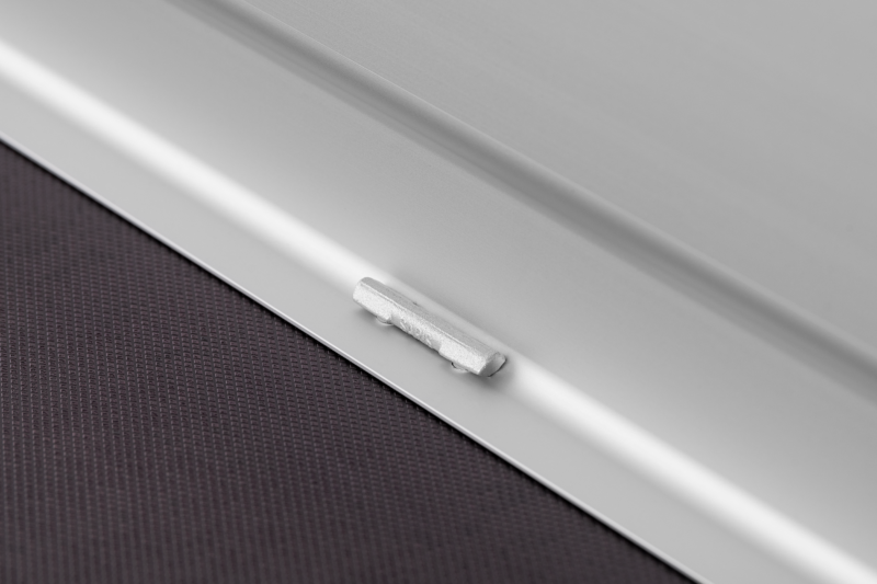 Veiligheidssluiting voor aanhangwagen op metalen rand.