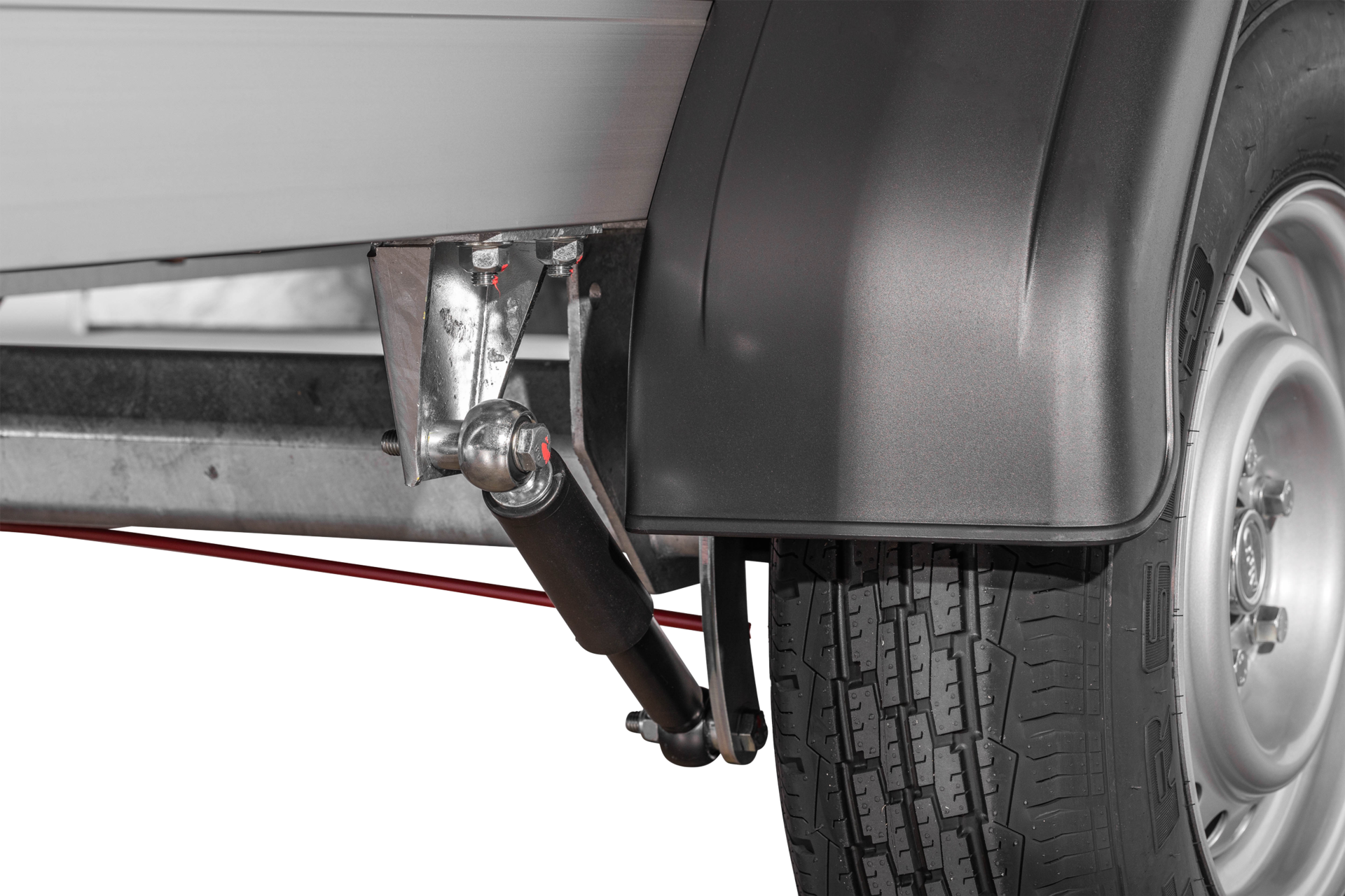 Aanhangwagen met schokdemper en stevige banden voor veilig vervoer.